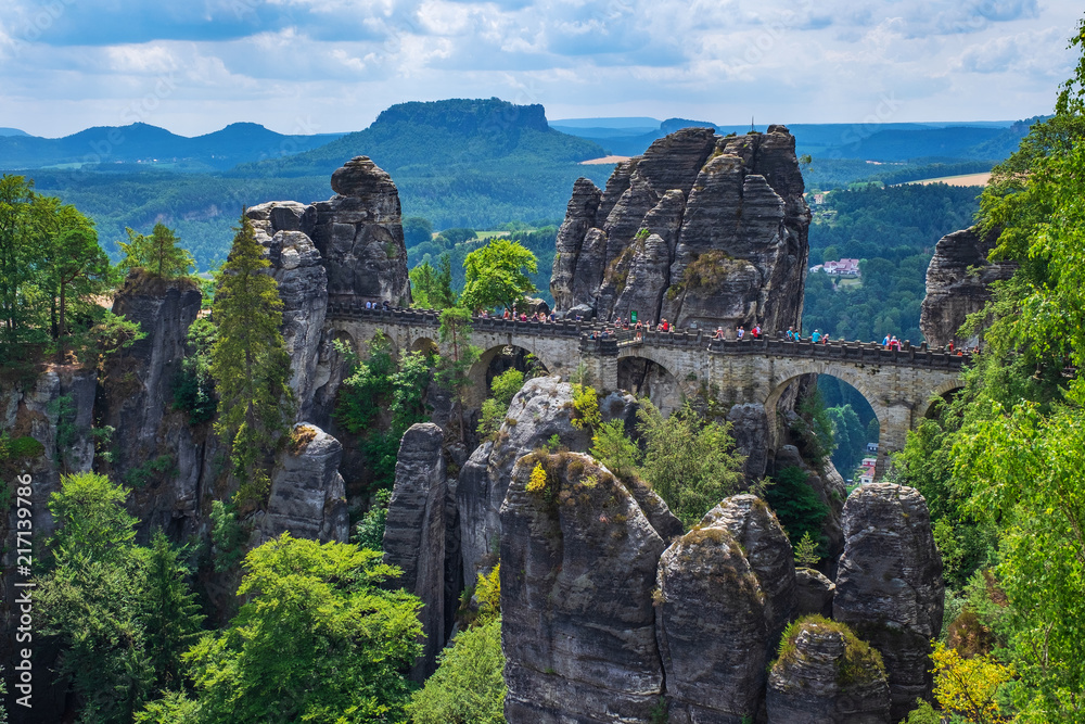 Die berühmte Brücke im Basteigebirge in der sächsischen Schweiz
