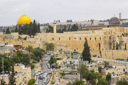 Print op canvas A view of the Dome of the Rock on the Temple Mount in Jerusalem across the city