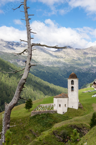 Eglise à Juf, Grisons, Suisse photo