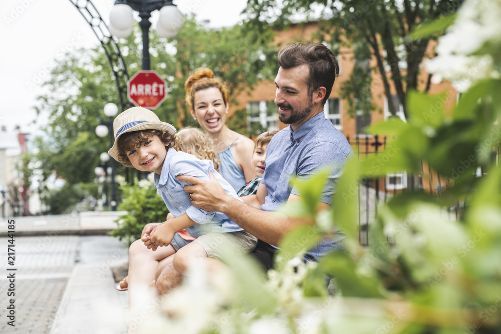 Obraz premium Happy familly of five in the park