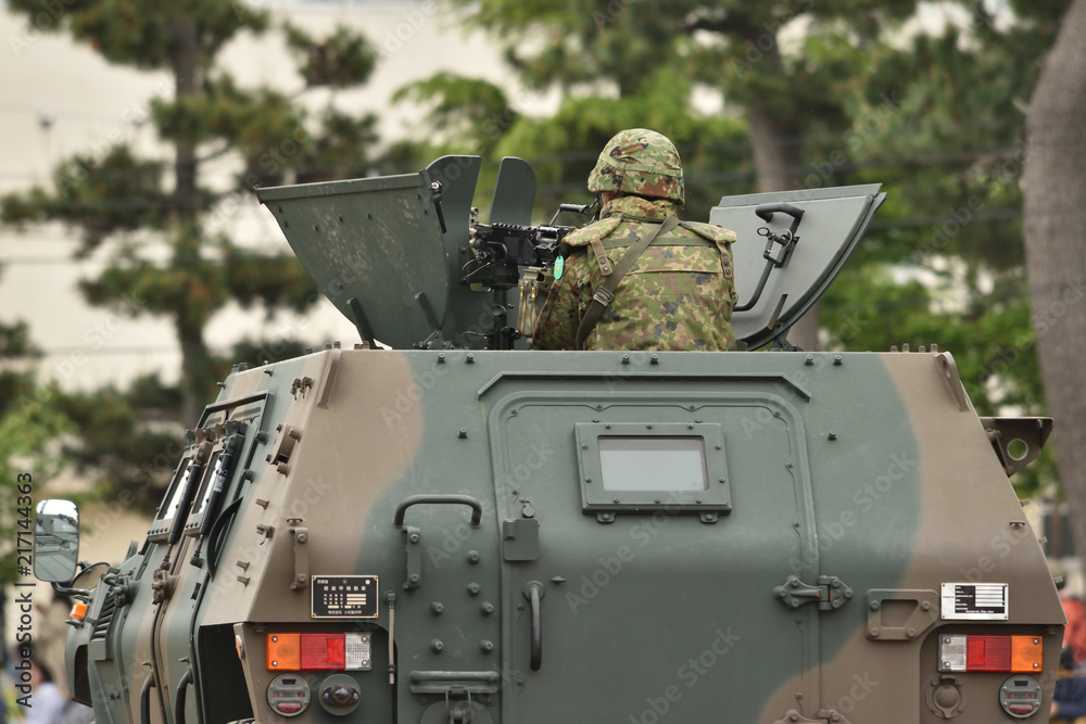 軽装甲機動車と自衛官 軽装甲機動車と自衛官