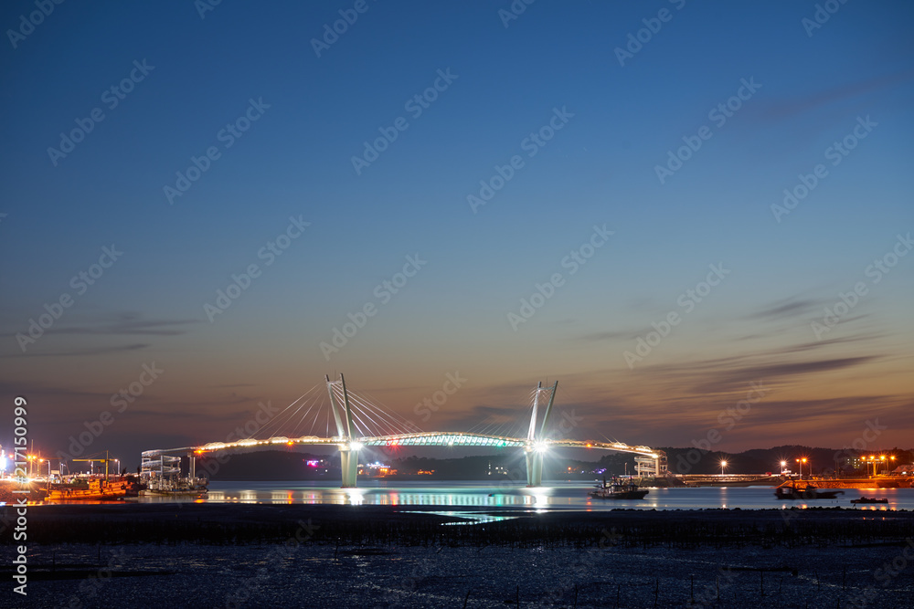 Fototapeta premium 백사장항의 대하랑 꽃게랑 다리 야경 