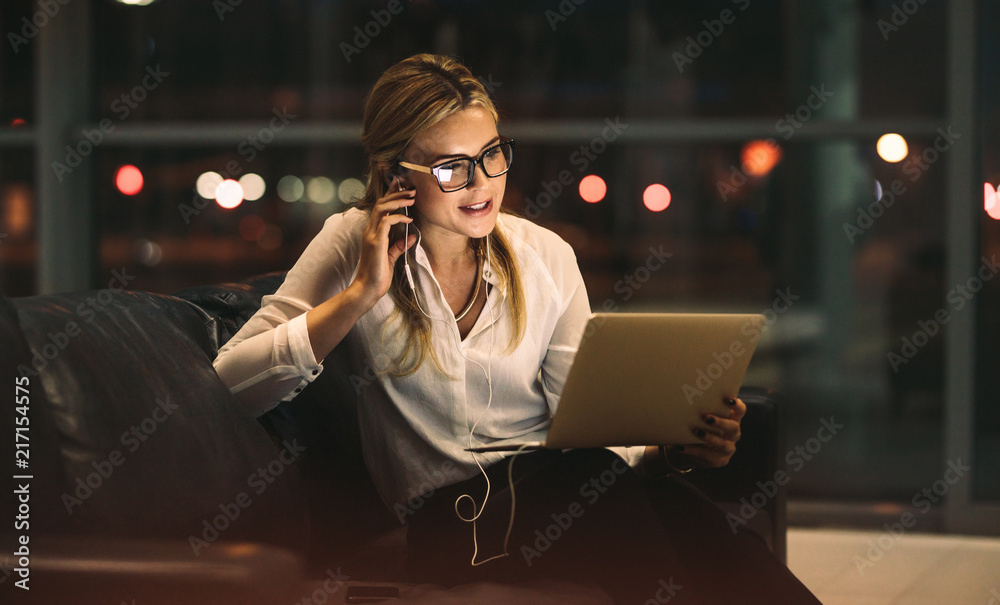 Businesswoman doing video call in office - obrazy, fototapety, plakaty 