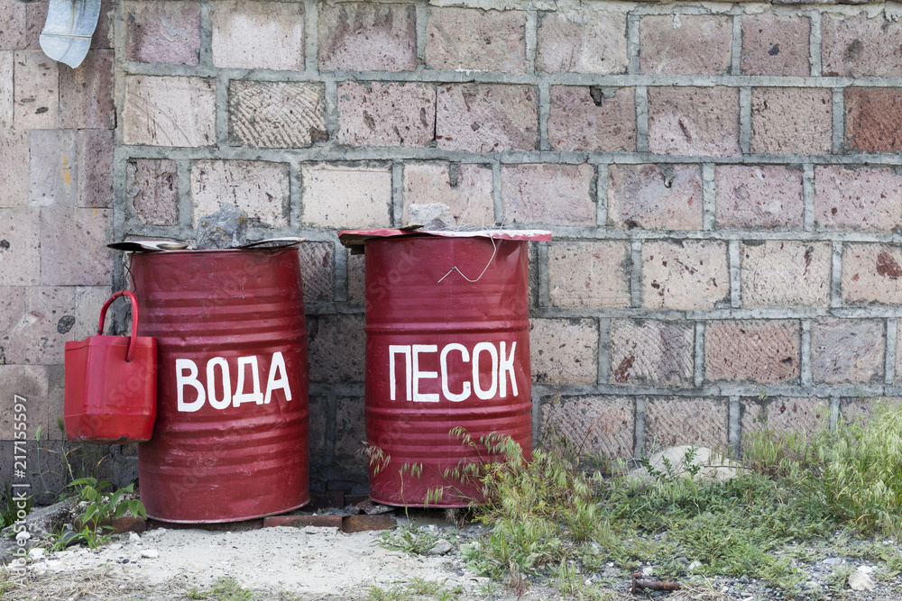 Obraz premium Red containers under the brick wall
