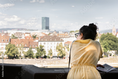 Jeune femme flânant dans la ville de Bâle
