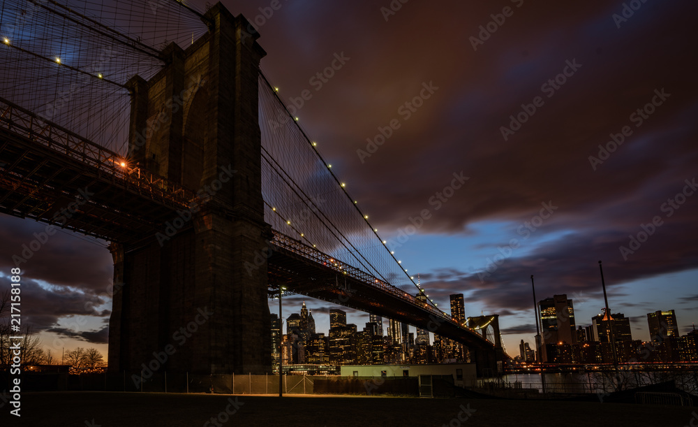 Obraz premium brooklyn Bridge, seen from Dumbo Park at sunset