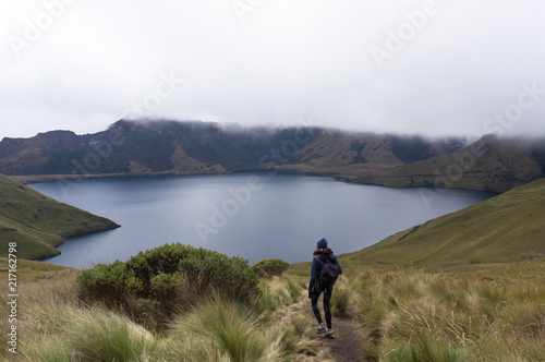 Femme randonnant à la Laguna de Mojanda, Équateur