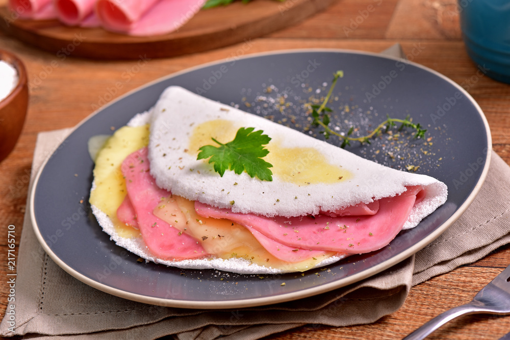 Tapioca filled with cheese and ham slices