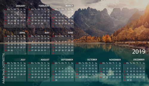 Business Kalender auf Englisch Jahr 2019 mit italienischer Landschaft. Dürrensee. Dolomiten. Bergkulisse. Italien. Monat startet mit Sonntag
