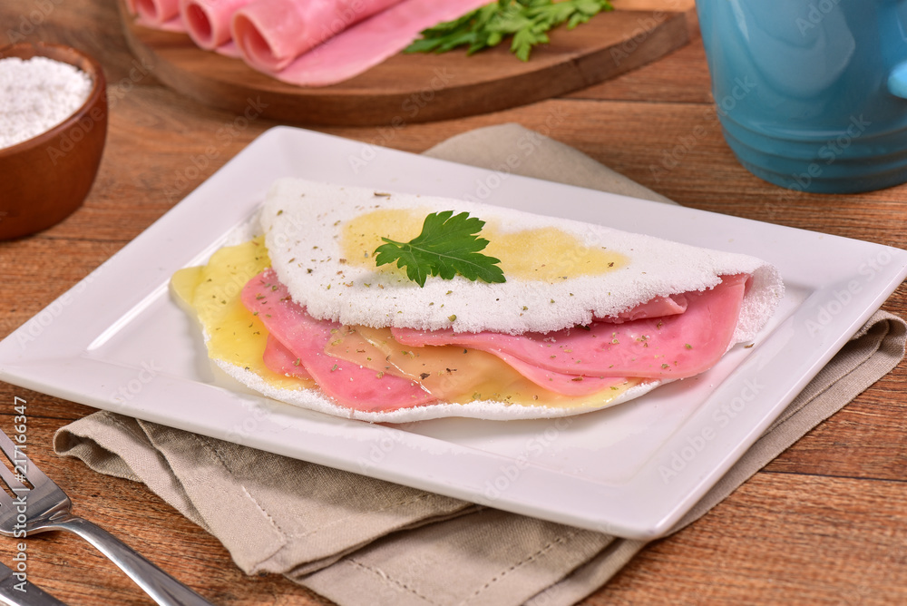Tapioca filled with cheese and ham slices
