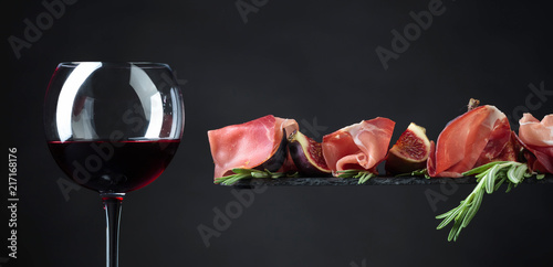 Prosciutto with figs, red wine and rosemary .