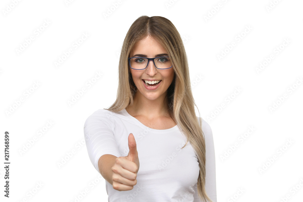 Hübsche blonde Frau mit Brille lacht und zeigt Daumen hoch Hübsche blonde Frau mit Brille lacht und zeigt Daumen hoch
