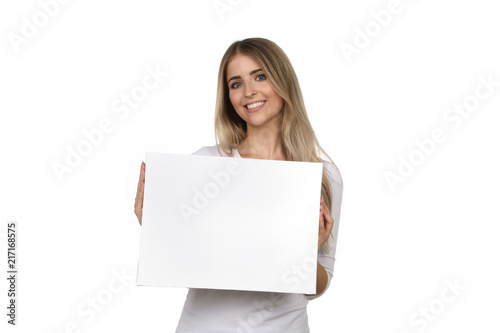 Hübsche blonde Frau hält lachend eine leere Tafel in den Händen