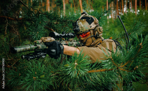 Fotografía Airsoft man with optical sight gun