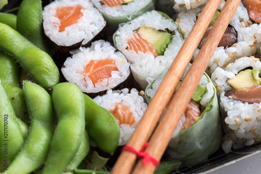 Japanische Edamame Bohnen und Lachs Avocado Sushi Maki in Bento Box mit  Holzstäbchen Stock Photo | Adobe Stock