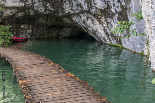 Croazia, 28/06/2018: una passerella di legno e un gommone nel Parco nazionale dei laghi di Plitvice, uno dei parchi più antichi dello stato al confine con la Bosnia Erzegovina