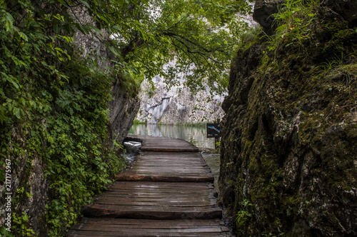 Croazia  28 06 2018  una passerella di legno nel Parco nazionale dei laghi di Plitvice  uno dei parchi pi   antichi dello stato al confine con la Bosnia Erzegovina