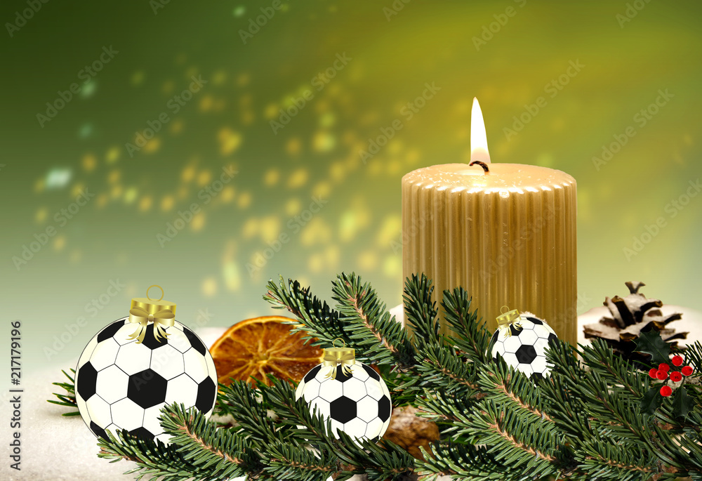 Weihnachtsdekoration mit Kerze und FussballWeihnachtskugeln StockFoto Adobe Stock