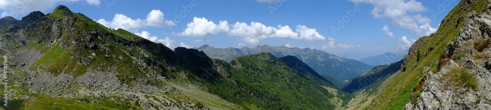 Vista scenica delle Alpi Orobie in Italia in estate