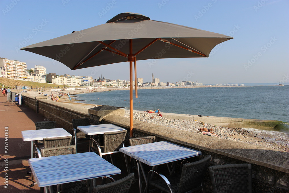 Bord de mer et parasol : plage de galets à Sainte-Adresse près du Havre