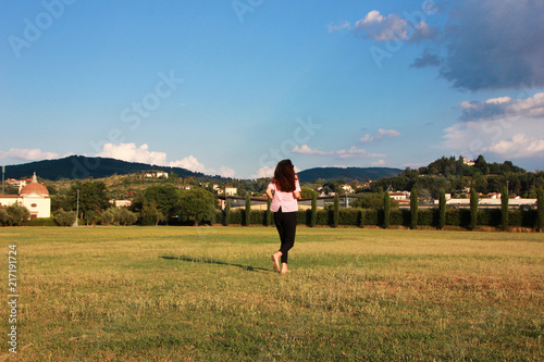 Ragazza che corre in un prato, Bagno a Ripoli, Firenze
