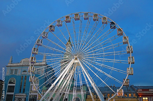 The Ferris wheel in the historical part of Kyiv on the Kontraktova Square on Podol in the evening, Kyiv, Ukraine © Gelia