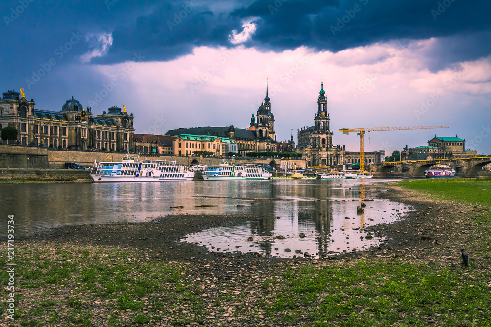 Obraz premium Dresden bei Niedrigwasser