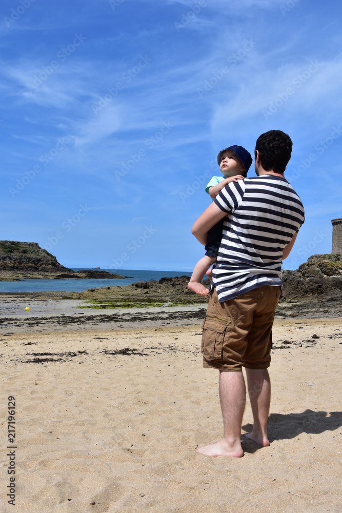 Homme et bébé enfant plage paysage Homme et bébé enfant plage paysage
