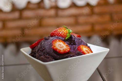 Creme de açaí com morangos