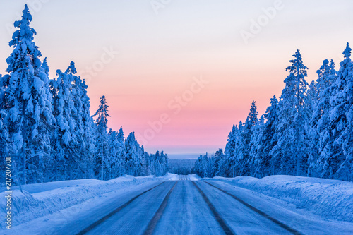 Wieczór na zimowej drodze w Finlandii