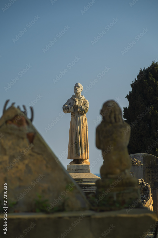 Betende Statue vor blauem Himmel in goldenem Licht