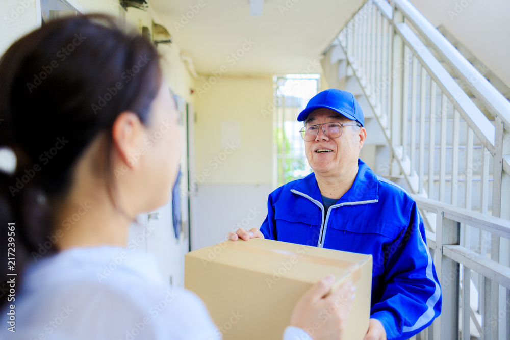 宅配人と女性