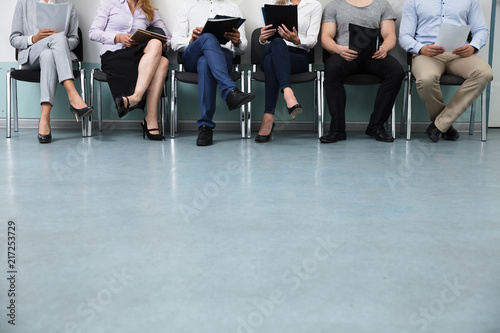 Foto Row Of Candidates Sitting On Chair