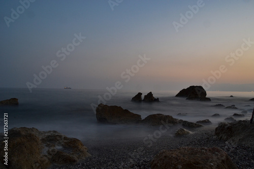 Playa del Pe    n del Cuervo  M  laga  al atardecer