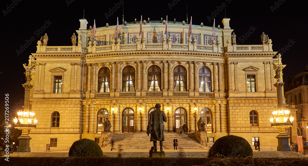 Rudolfinum Konzertsaal beleuchtet bei Nacht in Prag, Tschechien, Europa