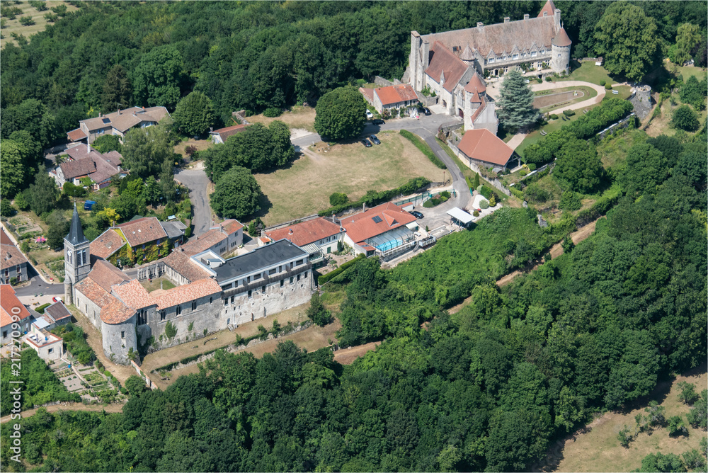 vue aérienne du château de Vigneulles-lès-Hattonchâtel dans la meuse en France