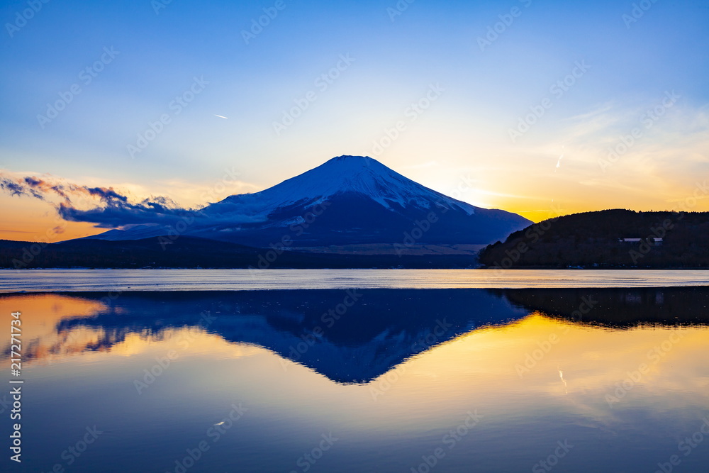 夕暮れの富士山、山梨県山中湖にて