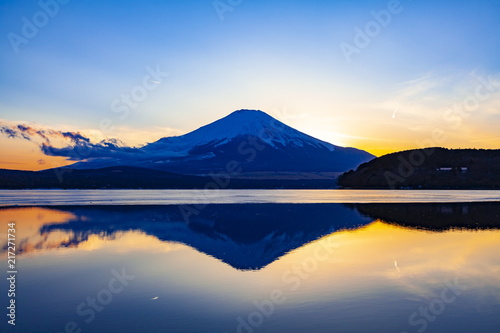 夕暮れの富士山、山梨県山中湖にて © photop5