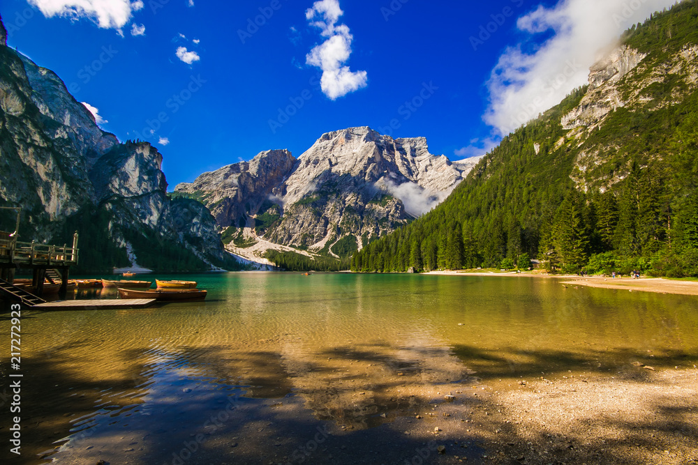 Magnifico panorama del famoso lago di Braies in Alto Adige