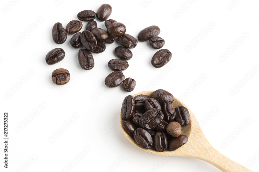 Obraz premium Roasted coffee beans isolated on pure white background for content using.