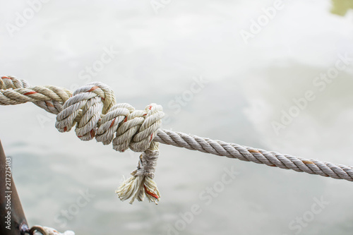 Obraz na płótnie The rope knot's on the beach. w salonie