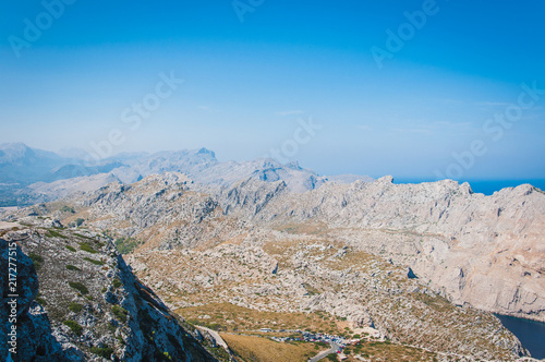 Les grandioses falaises du cap de Formentor à Majorque surplombant la mer Méditerrannée photo