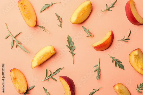 Foto Composition with fresh sliced peaches on color background, top view