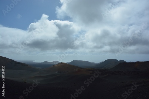 Vulkanlandschaft mit Wolkenhimmel