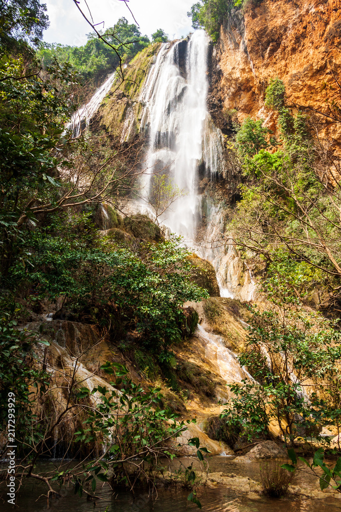 Obraz premium cascade du parc national erawan en thailande
