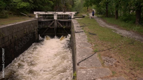 Wallpaper Mural Filling up the closed pound lock Torontodigital.ca