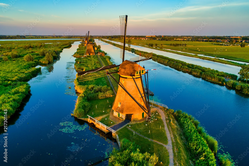 Aerial view of traditional windmills in Kinderdijk, The Netherlands. - obrazy, fototapety, plakaty 