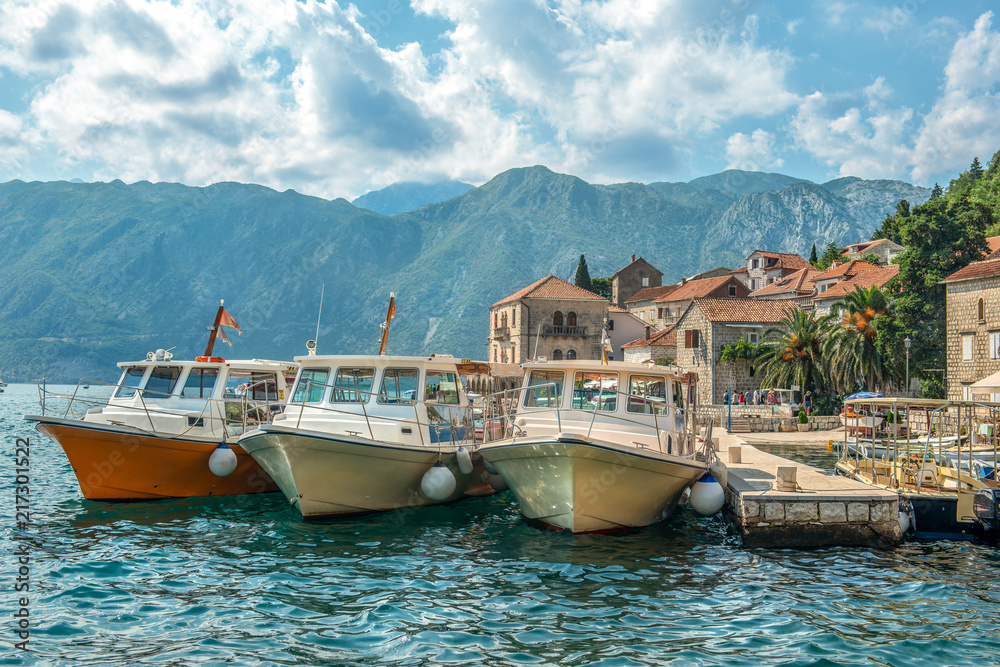 Naklejka premium łodzie motorowe w porcie, Perast
