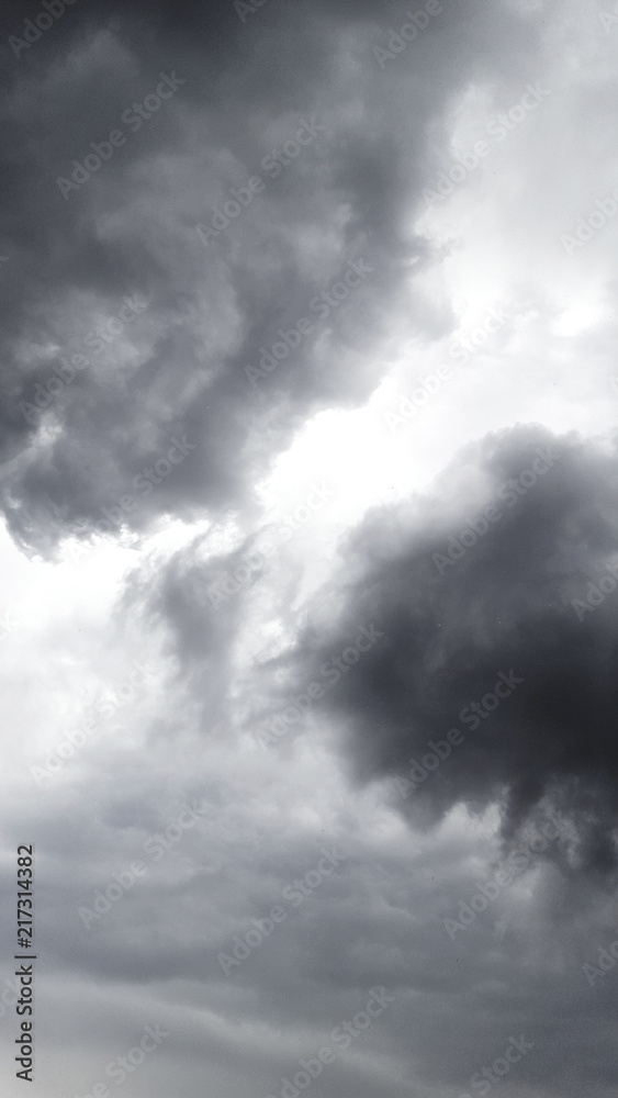 Fototapeta premium Depressie - somber weer met donkere wolken en regen