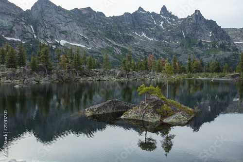 Горное чистое озеро зелёного цвета. Лето в горах. Замечательный горный пейзаж 